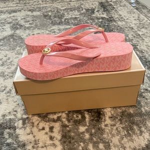 MICHAEL Michael Kors size 9 Bedford Platform Flip Flop pink  1-1/2" wedge heel